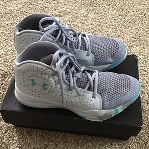 Under Armor Gs Jet 2019 Jr. 6.5 Y 3022121-401 basketball shoes new